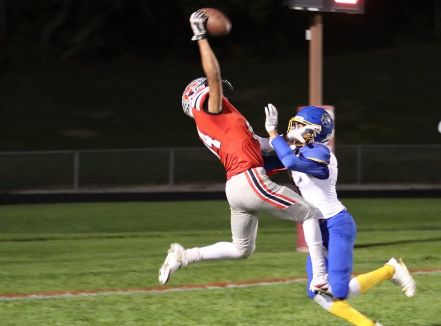 #84 Zach Jones catches a touchdown pass in his final game game against Davenport North where he broke the City High wide receiver record.