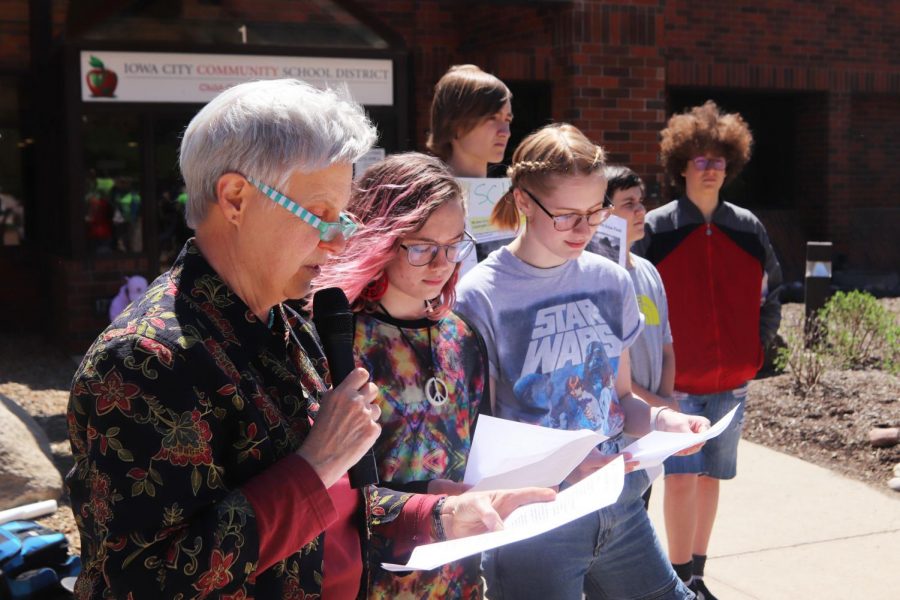 Students Yardley Whaylen 20 and Esti Brady 20 read a poem with Iowa Poet Laureate Mary Swander