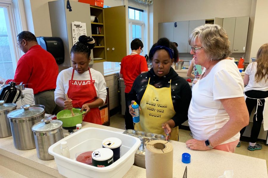 Ms.+Green+helping+students+in+her+foods+class.