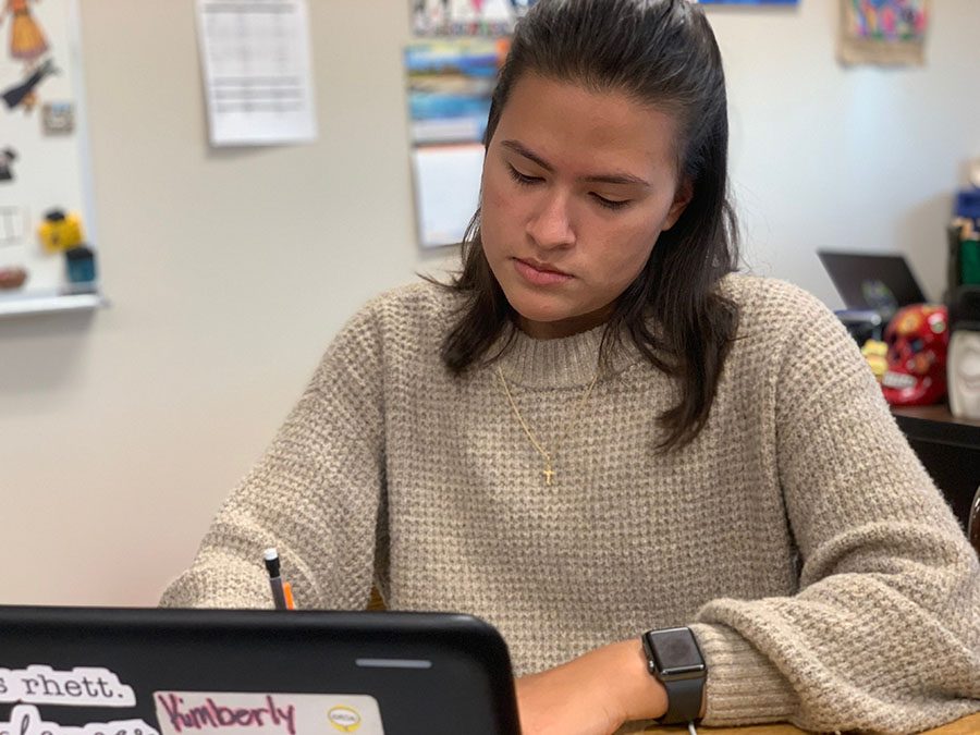 Kimberly Marquez '22 works in Spanish V: Seal of Biliteracy