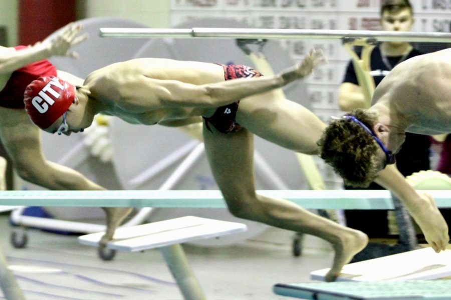 Kento Yahashiri 23 dives into the water.