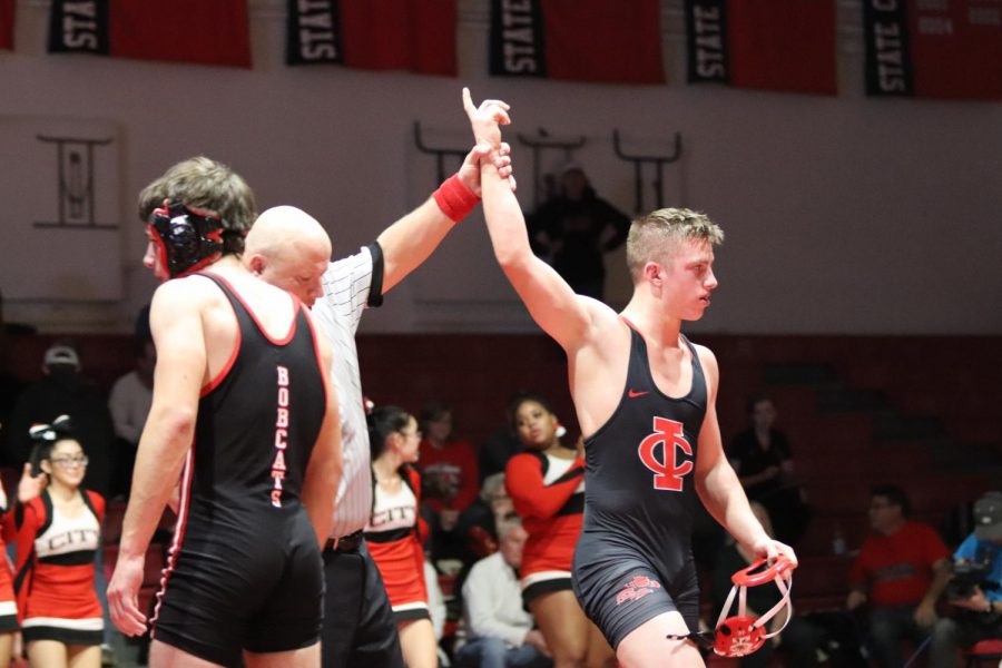 Gable+Mitchell+22+wins+his+match+in+a+meet+against+Western+Dubuque.+
