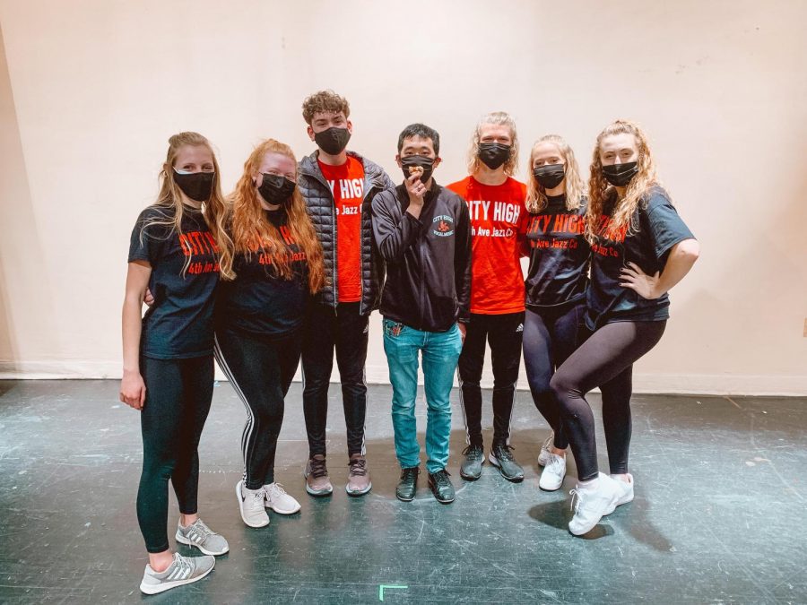 Fourth Avenue Jazz Company students pose with director Mr. Hagy. 
Left to right: Lucy Corbin 22, Ruth Meehan 22, Jake Roth 22, Mr. Hagy, Aaron Rutherford 22, Rachel Marsh 22, Sara Cassady 22.