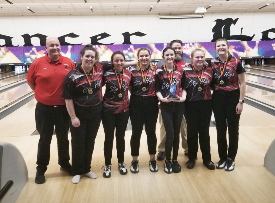 Girls+Bowling+team+poses+with+their+first+place+medals.