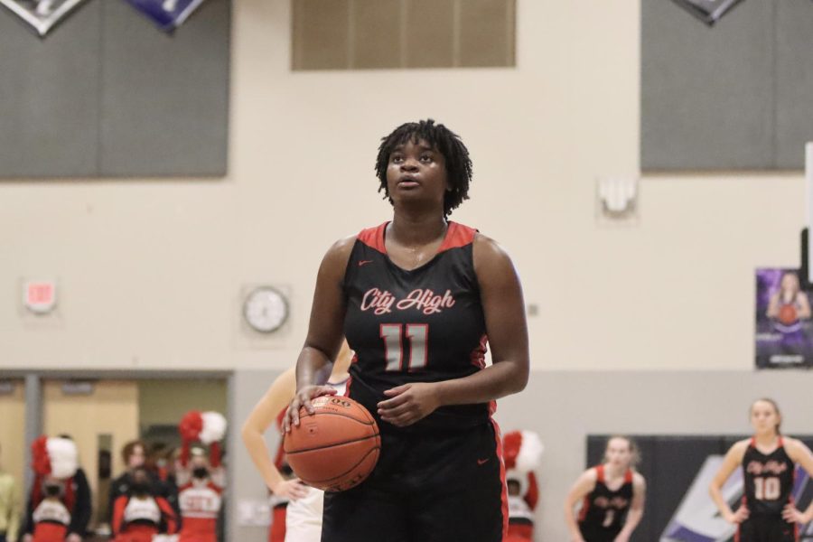 Eviyon Richardson prepares to shoot a free throw. 