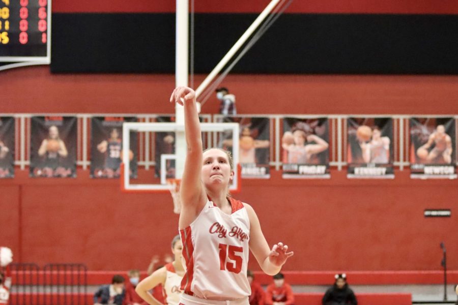 Andie Westlake 22 shoots a free throw.