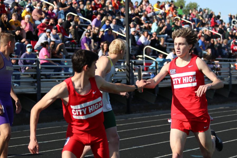 Ford Washburn ‘22 hands off the baton to Ammon Smith ‘22.