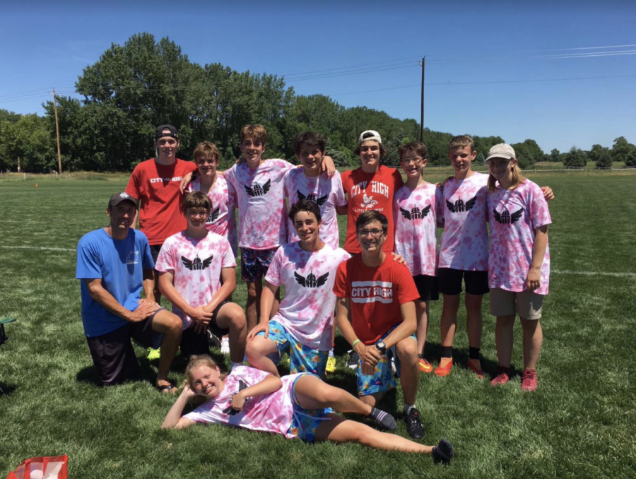 The+Ultimate+Frisbee+team+poses+for+a+photo.+The+team%E2%80%99s+favorite+spots+to+play+are+Bates+Field%2C+Longfellow%2C+and+Scott+Park.