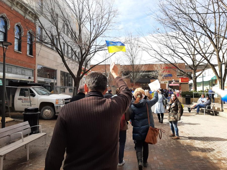 Iowa+City+residents+march+to+the+Old+Capitol+in+support+of+Ukraine.