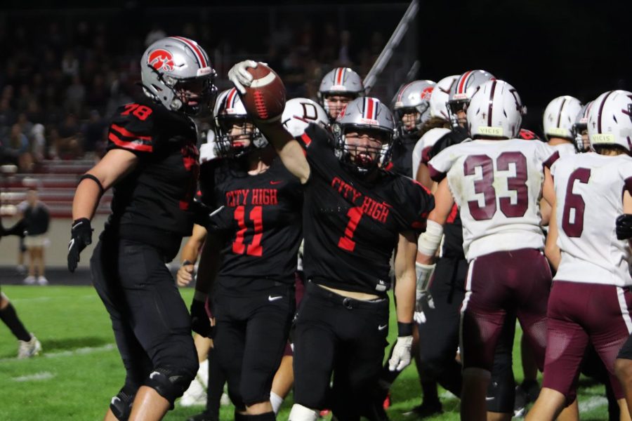 Joey Bouska 22 scores a touchdown during City vs. Dowling 2021.