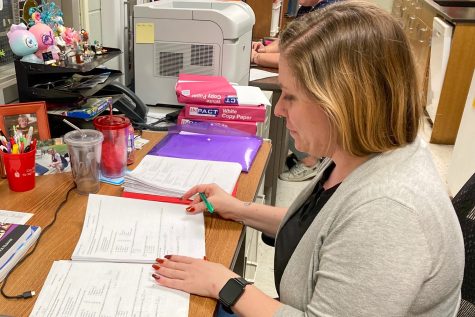 Jill Humston, a science teacher at City High, is adapting to the new grading policies by focusing on learning standards. 