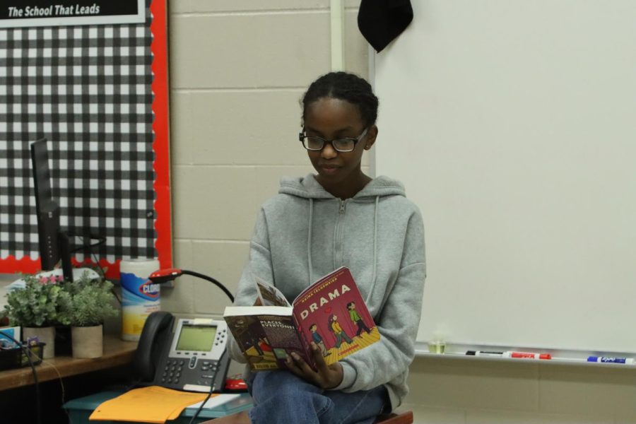 Amal Eltayib ‘26 reads in Mr. Scott’s classroom
