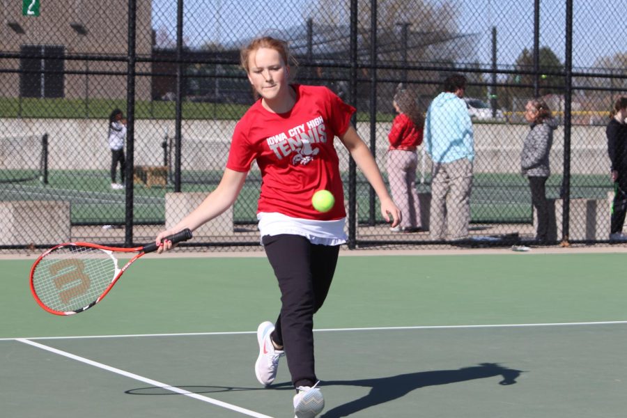 Isabelle Polfliet 23 strides to hit a forehand.