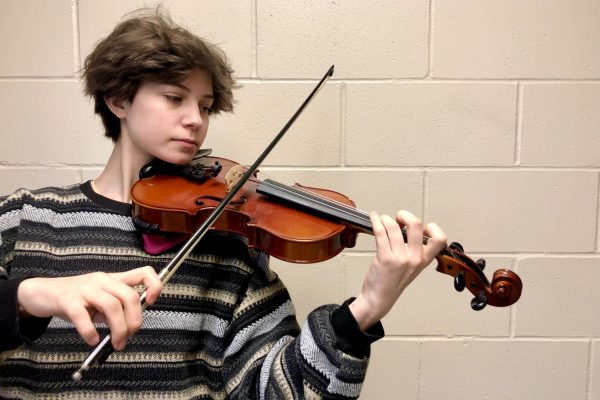 Ash Bozarth ‘25 plays his violin
