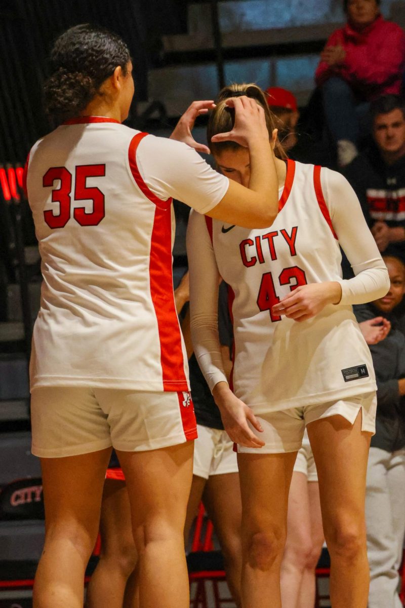 Tessa Driscoll gets crowned by Halle Larew, Tessa went on to lead the way this game, scoring 21 points. Tessa continues to prove her role as a leader on the team, creating a dynamic unit that storms across the court. Tessa had 4 assists throughout the game, leading the team along with Hattie Galloway.