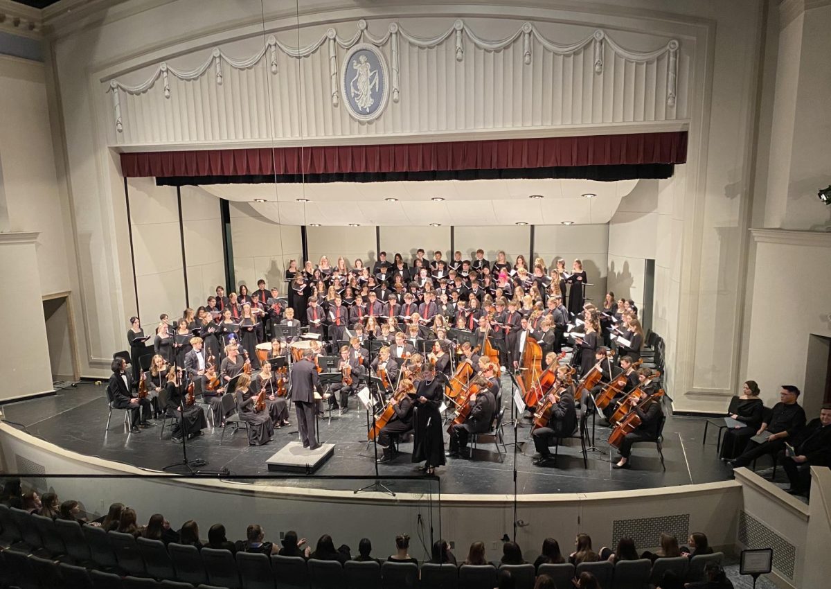 Symphony orchestra and choirs perform Mozart's Requiem in Opstad auditorium