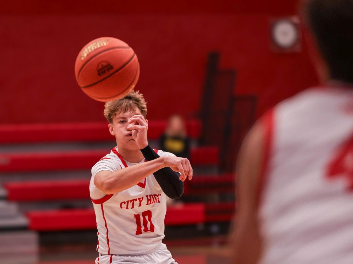 Coden Kurtz passes the ball to Jack Rogers in the corner for a three point shot.